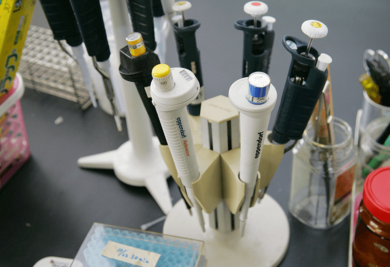 マイクロピペット(1ml以下の微量の液体を精確に測り採る実験器具)