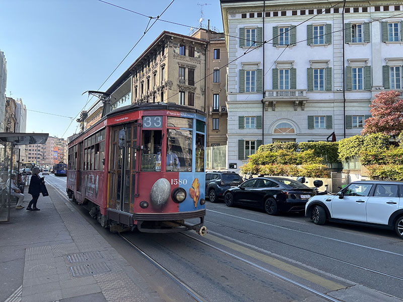 IFCC本部前を走る路面電車